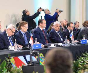 <i>Fotografía cedida por la Presidencia de Panamá del presidente de Panamá, José Raúl Mulino (c), durante su intervención en la cumbre del Mercosur este jueves, en Buenos Aires (Argentina). Mulino afirmó que la mejor defensa del Canal de Panamá es su régimen de Neutralidad, al reafirmar en la Cumbre del Mercosur la soberanía panameña sobre la vía interoceánica y pedir apoyo a la comunidad internacional para el desarrollo urgente de un nuevo embalse de agua dulce que lo alimente. EFE/ Presidencia de Panamá</i>