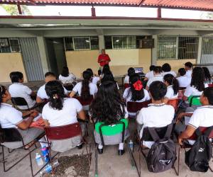 <i>Fotografía donde se observa a estudiantes tomando clases en una escuela en el balneario de Acapulco, en Guerrero (México). EFE/ David Guzmán</i>