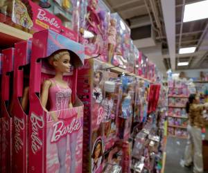 <i>La propietaria de una tienda de juguetes independiente, Ming 'Yaya' Yang, repone su inventario de productos Barbie fabricados por Mattel en Richard's Variety Store antes del aumento de precios previsto debido a los aranceles esperados, en Atlanta, Georgia, EEUU EFE/EPA/ERIK S. LESSER</i>