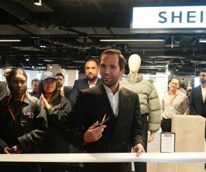 <i>El director de los grandes almacenes BHV, Karl-Stephane Cottendin, se prepara para cortar la cinta en la apertura de la primera tienda física del gigante del comercio electrónico asiático Shein en Europa, en París, el 5 de noviembre de 2025. EFE/EPA/DIMITAR DILKOFF / POOL MAXPPP OUT</i>
