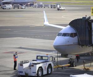<i>Fotografía que muestra un avión en el Aeropuerto Internacional de Tocumen este jueves, en Ciudad de Panamá (Panamá). La panameña Copa Airlines anunció que suspende de manera temporal sus vuelos desde y hacia Caracas debido a intermitencias en una de las señales de navegación. EFE/ Bienvenido Velasco</i>