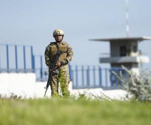 <i>Un soldado hace guardia a las afueras del Centro de Confinamiento del Terrorismo (Cecot) este viernes, en Tecoluca (El Salvador). EFE/ Rodrigo Sura</i>