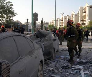 <i>Al menos cuatro personas murieron este martes tras el impacto de un misil iraní contra un edificio residencial en la ciudad de Beersheva, en el sur de Israel, mientras que otra veintena resultaron heridas, dos de ellas en estado moderado, confirmó el servicio de emergencias israelí Magen David Adom. EFE/ Ejército De Israel </i>