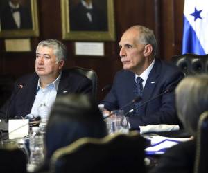 Fotografía cedida por Casa Presidencial de Honduras que muestra al presidente, Nasry 'Tito' Asfura (c) durante el primer Consejo de Ministros este martes, en Tegucigalpa (Honduras). EFE/ Casa Presidencial de Honduras