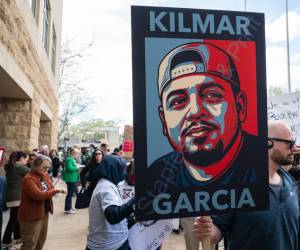 Fotografía de archivo, tomada el pasado 15 de abril, de una protesta de apoyo al migrante salvadoreño Kilmar Ábrego García, quien afronta dos cargos federales por presunto tráfico de personas y un proceso de deportación, en Greenbelt (Maryland). EFE/Annabelle Gordon