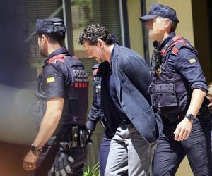 <i>Jonathan Andic, hijo del fundador de Mango, Isak Andic, ha llegado poco antes de la una del mediodía a los juzgados de Martorell (Barcelona) para comparecer ante la jueza que instruye la causa por la muerte del empresario, tras ser detenido por los Mossos d'Esquadra. EFE/Alejandro García</i>