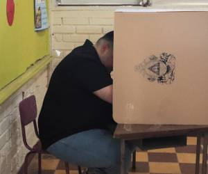 <i>Fotografía de archivo, tomada el pasado 9 de marzo, de un hombre al ejercer su derecho al voto, en las elecciones primarias, en Tegucigalpa (Honduras). EFE/Gustavo Amador</i>