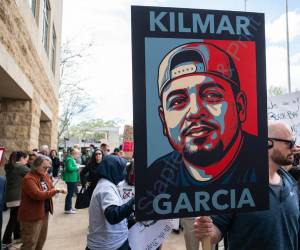 Fotografía de archivo, tomada el pasado 15 de abril, de una protesta de apoyo al migrante salvadoreño Kilmar Ábrego García, quien afronta dos cargos federales por presunto tráfico de personas y un proceso de deportación, en Greenbelt (Maryland). EFE/Annabelle Gordon
