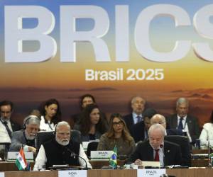 <i>El primer ministro de la India, Narendra Modi (3i), el presidente de Brasil, Luiz Inácio Lula da Silva (c-d), y el presidente de Sudáfrica, Cyril Ramaphosa (d), fueron captados este domingo, 6 de julio, durante la cumbre de los BRICS, en Río de Janeiro (Brasil). EFE/Antonio Lacerda</i>