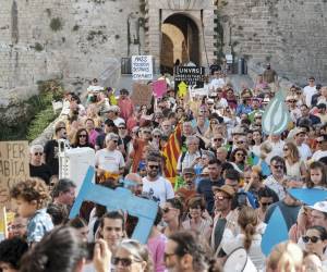 <i>Manifestación convocada por 'Caviem el rumb' contra la masificación turística este domingo, en Ibiza (Islas Baleares). Miles de personas se manifestaron este domingo en varias ciudades españolas como Barcelona, Palma, San Sebastián y Granada contra el turismo masivo, un modelo que, según denuncian, expulsa a los vecinos de los barrios y dispara el precio de la vivienda. EFE/ Sergio G. Canizares</i>