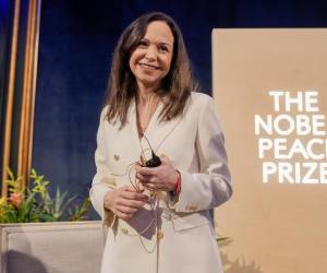 <i>María Corina Machado salió de Venezuela el martes en barco hacia Curazao para intentar llegar a Oslo y recibir el Premio Nobel de la Paz, informó este miércoles el diario The Wall Street Journal. EFE/EPA/HEIKO JUNGE NORWAY OUT</i>