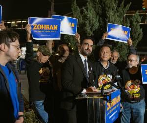 <i>Autodenominado socialista demócrata, Zohran Mamdani derrotó al exgobernador Andrew Cuomo y al republicano Curtis Sliwa con una plataforma centrada en la justicia social y la economía inclusiva. Foto de cortesía</i>