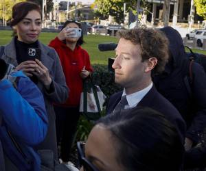 <i>Mark Zuckerberg, director ejecutivo de Meta Platforms, llega para comparecer ante el tribunal en el Tribunal Superior del Condado de Los Ángeles en el centro de Los Ángeles, California, EE. UU. EFE/EPA/CHRIS TORRES</i>