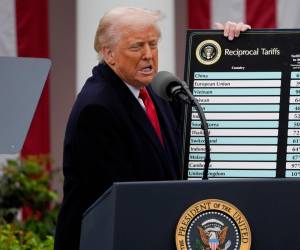 <i>Fotografía de archivo fechada el 2 de abril de 2025 del presidente de Estados Unidos, Donald Trump, mostrando una tabla con aranceles aplicables a socios comerciales de Estados Unidos, durante una rueda de prensa en el Jardín de las Rosas de la Casa Blanca en Washington (Estados Unidos). Una corte federal estadounidenses bloqueó este miércoles buena parte de la política arancelaria del presidente Donald Trump sobre las importaciones de numerosos países al considerar que este se está excediendo en sus poderes. EFE/ Kent Nishimura / POOL</i>