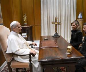 <i>El papa León XIV ha recibido este domingo en una audiencia en el Vaticano al presidente de Ucrania, Volodímir Zelenski, junto a su esposa, Olena Zelenska, después de que asistiera a la misa de inicio de pontificado. EFE/Vatican Media/Simone Risoluti -SOLO USO EDITORIAL/SOLO DISPONIBLE PARA ILUSTRAR LA NOTICIA QUE ACOMPAÑA (CRÉDITO OBLIGATORIO)-</i>