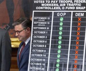 <i>El presidente de la Cámara de Representantes, Mike Johnson, participa en una conferencia de prensa sobre el cierre del Gobierno en el Capitolio de EE.UU. en Washington, DC, EE.UU. EFE/SHAWN THEW </i>