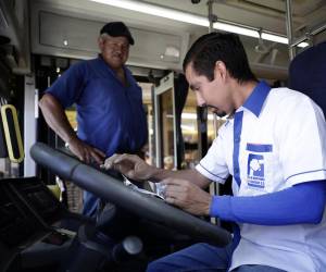 El conductor Irving Ayala salió de El Salvador con el objetivo de aprender una cultura nueva y acumular experiencia como conductor de autobús en Costa Rica, formando parte de un proyecto de cooperación bilateral que ayuda a enfrentar la escasez de personal para esos puestos y convertirse en un ejemplo regional. EFE/ Jeffrey Arguedas