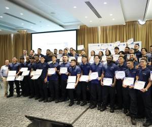 La Academia de Técnicos Aeronáuticos (ATA) de Copa Airlines celebró la graduación de 47 técnicos de mantenimiento aeronáutico, un acto en donde se destacó la creciente incorporación de mujeres en un sector históricamente dominado por hombres. EFE/ Bienvenido Velasco