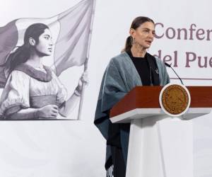 <i>Fotografía cedida por la Presidencia de México de la subsecretaria de Desarrollo Cultural Marina Núñez, hablando durante una rueda de prensa este viernes, en el Palacio Nacional de la Ciudad de México (México). El Gobierno de México presentó un ambicioso programa para impulsar las artesanías, con la creación de un atlas, estrategias de comercialización y un esquema de exportación temporal para fortalecer la economía de los pueblos originarios. EFE/ Presidencia de México</i>