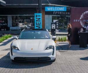 <i>Destination Charging Program es el proyecto que Porsche diseñó para instalar cargadores eléctricos en diferentes puntos de El Salvador. Foto Cortesía. </i>