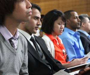 <i>Personas de distintas nacionalidades realizan su examen de ciudadanía estadounidense. Imagen de archivo. EFE/DAMIÁ S. BONMATÍ</i>