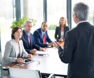 <i>Liderar implica tomar decisiones, gestionar personas, enfrentar situaciones complejas y adaptarse a contextos cambiantes. alvarez / Getty Images/iStockphoto</i>