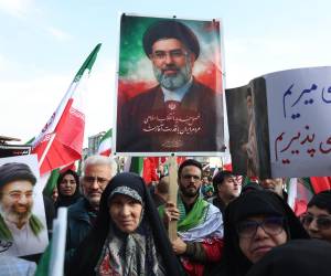 <i>El nuevo líder supremo de Irán, Mojtaba Jameneí, afirmó este jueves en su primer mensaje a la nación que el estrecho de Ormuz debe permanecer cerrado”. “El Estrecho de Ormuz debe permanecer cerrado”, dijo la nueva máxima autoridad política y religiosa de Irán en un comunicado leído por una presentadora en la televisión estatal. EFE/ Abedin Taherkenareh</i>