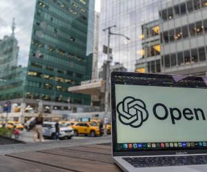 Fotografía de archivo de un computador con el logo de OpenAI en Nueva York (Estados Unidos). EFE/ Angel Colmenares