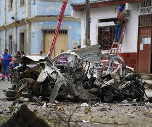 <i>Fotografía de los escombros de un automóvil luego de una explosión este martes, en Corinto, Cauca (Colombia). EFE/ Ernesto Guzmán</i>