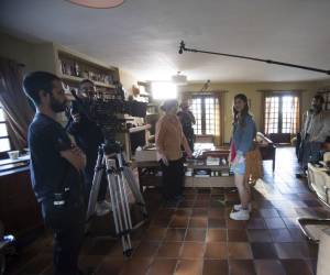 Fotografía de archivo en donde se ve a un equipo de producción realizando un rodaje. EFE / Salvador Sas
