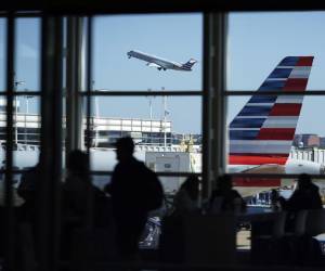 <i>Aviones en el Aeropuerto Nacional Ronald Reagan de Washington en Arlington, Virginia, EEUU, el 1 de octubre de 2025. El gobierno estadounidense ha cerrado después de que el Senado estadounidense no aprobara un proyecto de ley de financiación anoche. Se espera que departamentos federales, como la Administración de Seguridad del Transporte (TSA) y los controladores aéreos, se vean afectados durante el cierre. EFE/EPA/WILL OLIVER</i>