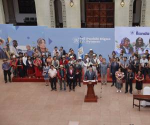 Arévalo de León compareció para presentar la modificación de la ley con algunos representantes de varias comunidades indígenas, que respaldan la medida. Foto cortesía