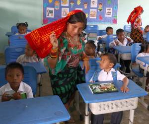 <i>Niños de distintas comunidades indígenas asisten a una clase en el Centro Educativo Bilingüe Icanti este lunes, en Icanti (Panamá). Degidde nuegambi. Así se dice hola, ¿cómo están? en dulegayá, el idioma de la etnia guna, y es la pregunta con la que un docente recibe a un grupo de infantes vestidos con las prendas tradicionales indígenas en el primer día de clases en el Centro Educativo Bilingüe Icanti, situado en esta apartada comunidad de la comarca Madugandí de Panamá. EFE/ Carlos Lemos</i>