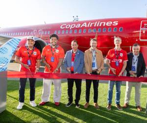 <i>Fotografía cedida por Copa Airlines que muestra al director senior de mercadeo de Copa Airlines, Marco Ocando (i); el exjugador de la Selección Nacional de Fútbol de Panamá, Román Torres (2-i); el presidente encargado de FEPAFUT, Fernando Arce (c-i); el director técnico de la Selección Nacional de Fútbol de Panamá, Thomas Christiansen (c-d); el vicepresidente de operaciones de Copa Airlines, Daniel Gunn (2-d); y el vicepresidente de ventas para Latinoamérica y el Caribe de Boeing, José Sicilia, posando durante el corte de cinta, en Ciudad de Panamá (Panamá). EFE/ Copa Airlines</i>
