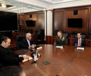 <i>Fotografía cedida por la Presidencia de Panamá del presidente panameño José Raúl Mulino (2-i) reunido con el jefe del Comando Sur de Estados Unidos, Francis Donovan (c), este martes, en la Ciudad de Panamá (Panamá). EFE/ Presidencia de Panamá </i>