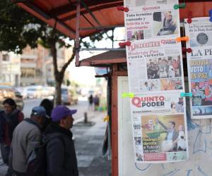 <i>Personas observan periódicos que anuncian los resultados de la segunda vuelta presidencial este lunes, en La Paz (Bolivia). Bolivia afronta un corto período de transición después de la victoria del centrista Rodrigo Paz Pereira en la segunda vuelta presidencial. EFE/ Luis Gandarillas</i>
