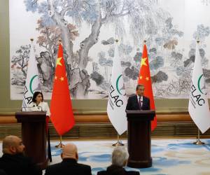 <i>El ministro de Relaciones Exteriores de Honduras, Eduardo Enrique Reina García (d), la ministra de Relaciones Exteriores de Colombia, Laura Sarabia (i), y el ministro de Relaciones Exteriores de China, Wang Yi (c), asisten a una conferencia de prensa para la cuarta reunión ministerial del Foro China-CELAC, en la Casa de Huéspedes de Estado Diaoyutai, en Pekín, China, el 13 de mayo de 2025. EFE/EPA/TINGSHU WANG / POOL</i>