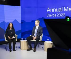 <i>Sheba Crocker (izq.), directora general del Foro Económico Mundial (FEM), y Borge Brende, presidente del FEM, asisten a una conferencia de prensa virtual previa a la reunión anual del FEM en Cologny, cerca de Ginebra, Suiza, el 13 de enero de 2026. Ese mismo día, el FEM presentó el programa de su 56.ª reunión anual en Davos, incluyendo a los participantes clave, los temas y los objetivos. El FEM se celebrará del 19 al 23 de enero de 2026 bajo el lema «Un espíritu de diálogo». (Suiza, Ginebra) EFE/EPA/CYRIL ZINGARO</i>