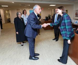 <i>Fotografía cedida por el Banco Interamericano de Desarrollo (BID) de su vicepresidenta de Sectores y Conocimiento, Ana María Ibáñez (d), saludando al presidente electo de Honduras, Nasry 'Tito' Asfura, a su llegada este martes, a la sede del organismo financiero en Washington (Estados Unidos). EFE/BID </i>