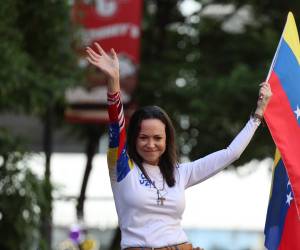 <i>La líder antichavista María Corina Machado saluda a sus seguidores este jueves, en una manifestación en Caracas (Venezuela). EFE/ Miguel Gutiérrez</i>