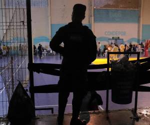 Un militar custodia un puesto de votación este domingo, en la Villa Olímpica de Tegucigalpa (Honduras). EFE/ Gustavo Amador