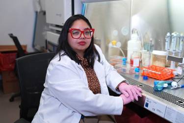 <i>La científica nicaragüense Lee Seng Lau lidera una investigación en la FIU sobre un escudo protector de azúcar en las células que podría ayudar a pacientes con cáncer a sobrevivir más tiempo y combatir mejor los tumores, con la meta de hacer tratamientos más accesibles. EFE/ Alberto Boal</i>