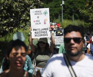 <i>Personas participan en una manifestación contra la construcción de un centro de convenciones este domingo, en San Salvador (El Salvador). EFE/ Rodrigo Sura</i>