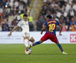 <i>El delantero francés del Real Madrid, Kylian Mbappé, intenta superar al delantero del FC Barcelona, Lamine Yamal, durante el encuentro de la final de la Supercopa de España disputada el pasado 11 de enero en el estadio Ciudad Deportiva del Rey Abdalá de Yeda (Arabia Saudí). EFE/ Kai Försterling</i>