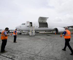 <i>Boeing estimó que, debido al aumento del tráfico de mercancías para 2045, la flota de cargueros superará los 4.000 aviones. EFE/ Carlos Lemos</i>