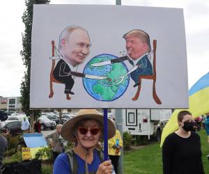 <i>Una mujer sostiene un cartel durante una protesta este jueves, en contra de la reunión prevista entre el presidente de Estados Unidos, Donald Trump, y su homólogo ruso, Vladímir Putin en Anchorage, Alaska (Estados Unidos). Trump y Putin, se reunirán este viernes para negociar el fin de la guerra de Ucrania en una base aérea de Alaska, un estado que durante 100 años fue territorio ruso y que pasó a manos de Washington en 1867 por un acuerdo que en Moscú es visto como un infausto recuerdo. EFE/ Octavio Guzmán</i>