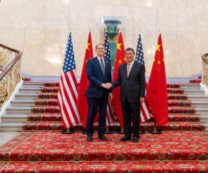 <i>El secretario del Tesoro de EEUU, Scott Bessent, y el viceprimer ministro chino, He Lifeng, durante el encuentro de las delegaciones de Estados Unidos y China, que han comenzado este lunes en el palacio de Lancaster House, en el centro de Londres, su reunión bilateral para tratar de desbloquear la negociación comercial entre ambas potencias.-EFE/ Departamento del Tesoro se los Estados Unidos</i>