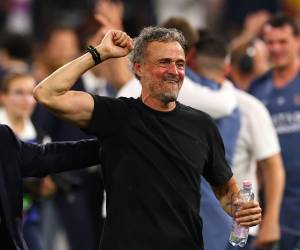 <i>El entrenado del PSG Luis Enrique tras el partido de la Liga de Campeones UEFA entre Paris Saint-Germain y Arsenal en el estadio Puskas Arena en Budapest, Hungría. EFE/EPA/ANNA SZILAGYI</i>