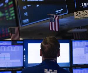 <i>Fotografía de archivo de un trabajador en la Bolsa de Nueva York(EE.UU.). EFE/EPA/JUSTIN LANE</i>