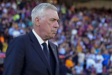 <i>El entrenador del Real Madrid Carlo Ancelotti durante el partido de la jornada 35 de LaLiga EA Sports entre el Barcelona y el Real Madrid, este domingo en el Estadi Olímpic Lluís Companys.-EFE/ Siu Wu</i>